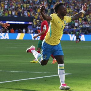 Raphinha, Vini Jr. e Douglas Santos se destacam nos números da estreia