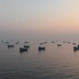 Primeiros navios-tanque atravessam estreito após acordo com Irã
