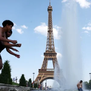 Torre Eiffel fecha mais cedo devido ao calor extremo em Paris