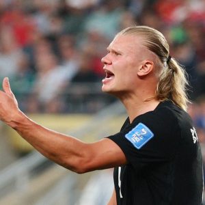 Rabo de cavalo apertado, como o de Haaland, pode causar queda de cabelo? Entenda