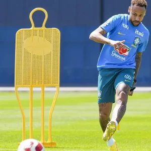 Atitude de Neymar em treino chama atenção de Casemiro: “Não acostuma não”