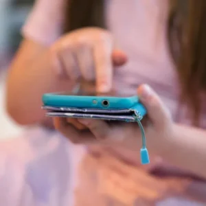 Proibição de celular na escola tem efeito surpreendente, diz estudo