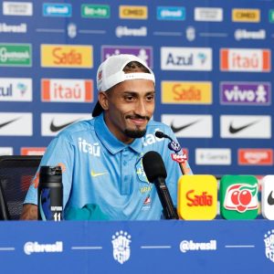 Raphinha exalta Ancelotti e se diz mais maduro para a Copa do Mundo de 2026