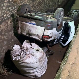 Sorriso: Motorista cochila ao volante, capota Strada e quatro pessoas são encaminhadas ao Hospital Regional