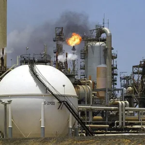 Maior refinaria da Venezuela é paralisada após queda de energia, diz fonte