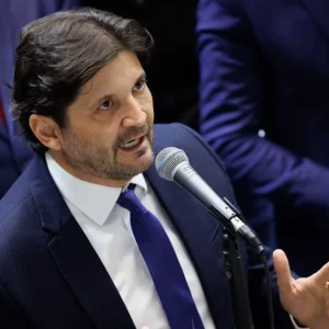 Eduardo Bolsonaro será meu suplente ao Senado, diz André do Prado