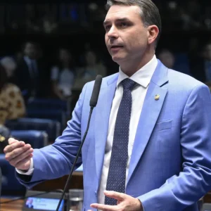 TSE ordena que Meta apague posts que ligam Flávio ao crime organizado