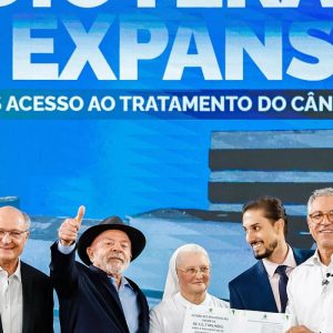Lula entrega aparelhos de radioterapia em São Paulo