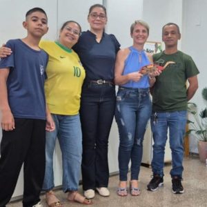 Estudantes entregam às escolas lembranças recebidas durante expedição ao Xingu