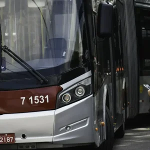 Fim da 6×1 pode elevar tarifas de ônibus, diz presidente da CNT