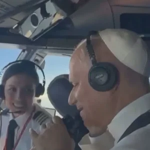 Vídeo: papa Leão XIV entra na cabine dos pilotos durante voo na Espanha