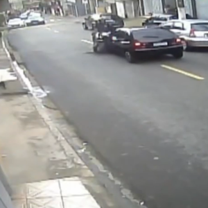Vídeo: PM bate em carro e “voa” de moto durante perseguição em SP