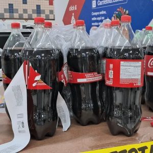 Campanha da Coca-Cola com figurinhas da Copa gera vandalismo em supermercados e pode levar consumidores à prisão | Power Mix