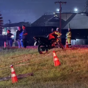 Adolescente de 17 anos morre após perder controle de moto e atingir placa na BR-163