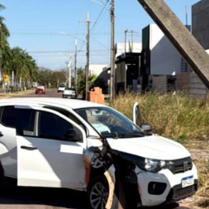 Carro colide contra poste em avenida e deixa passageira ferida