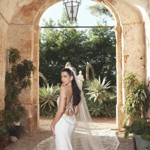 Dua Lipa compartilha fotos inéditas de festa de casamento: “Sr. & Sra.”
