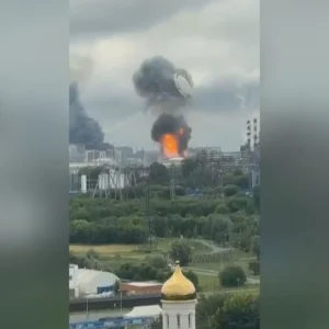 Vídeo: Tampa de tanque de combustível voa em Moscou após ataque da Ucrânia