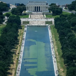 Sem provas, Trump alega que espelho d’água em Washington foi vandalizado