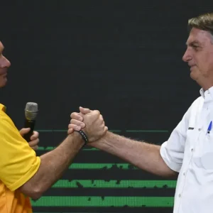 Flávio Bolsonaro visita Jair após vídeo de Michelle