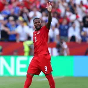 Copa: três minutos após entrar, Larin empata para o Canadá diante da Bósnia