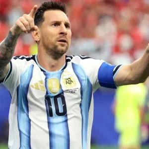 “Inigualável” e “ainda mais lendário”: jornais repercutem recorde de Messi