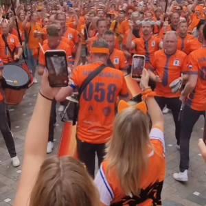 Torcedores da Holanda tocam samba antes de partida na Copa do Mundo; veja
