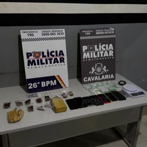 Suspeitos são presos com drogas embaladas com adesivo de facção criminosa