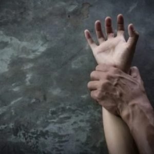 Mulher acorda e descobre que estava sendo estuprada por conhecido do companheiro