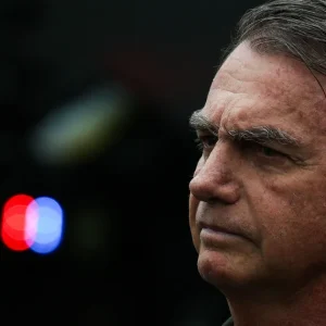 Polícia do DF pede para Moraes ouvir Bolsonaro sobre arma achada em blitz