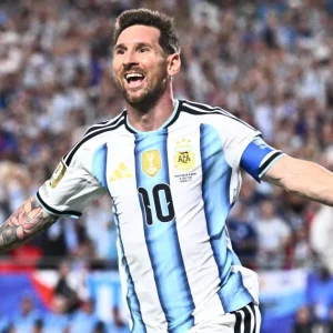 Com atuação histórica de Messi, Argentina vence Argélia na estreia da Copa