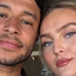 Ex Little Mix, Perrie Edwards casa com jogador Alex Oxlade-Chamberlain