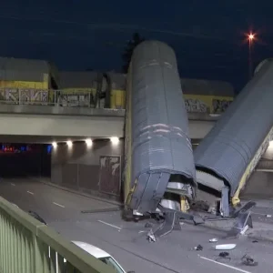 Vagões caem de ponte após colisão de trens na Alemanha