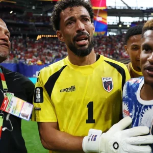 Craque do jogo, goleiro Vozinha sai chorando de campo após segurar Espanha