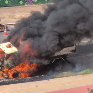 Caminhão pega fogo próximo ao McDonald’s e causa bloqueio em avenida de Cuiabá; veja vídeo