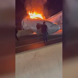 Vídeo: Vítimas de acidente com jato nos EUA são resgatadas em meio ao fogo