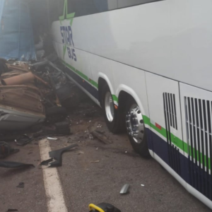 Acidente com 14 veículos na BR-262, em Betim, deixa um morto e 5 feridos