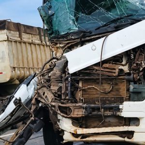 Carreta tem cabine destruída após colisão na BR-163 em Lucas do Rio Verde