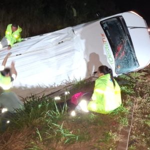 Van com 11 funcionários da Nova Rota do Oeste tomba após colisão na BR-163