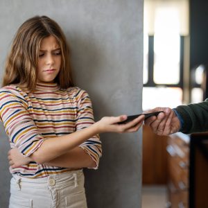Uso de celular pelos pais gera insegurança em adolescentes