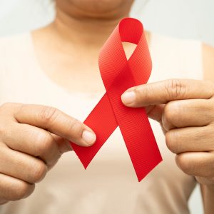Queda da ajuda internacional coloca luta contra HIV em risco, diz ONU