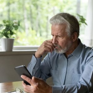 Estudo com 13,5 mil idosos liga redes sociais a pior percepção de saúde mental; e-mail tem associação positiva