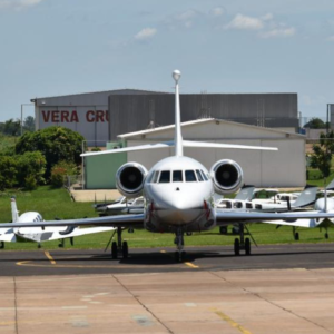 Avião de pequeno porte cai perto de aeroporto no interior de SP