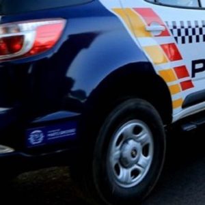 Discussão entre casal termina com golpe de faca e suspeita foragida