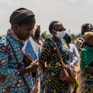 Bebê de 6 meses é enterrada após morrer de ebola em orfanato no Congo; surto já soma mais de 900 casos