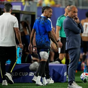 Raphinha volta a sentir a coxa: por que essa lesão é tão difícil de evitar no futebol?