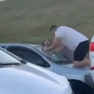 Vídeo: homem danifica carro da ex ao encontrá-la com novo companheiro