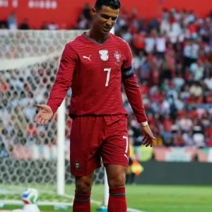 Às vésperas da Copa, Cristiano Ronaldo perde gols claros em amistoso; veja