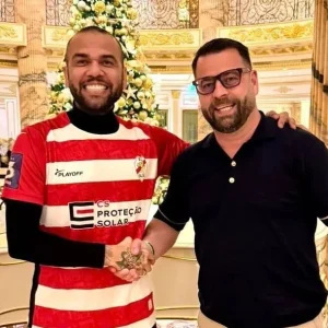 Ex-jogador da Seleção inicia carreira de técnico em clube de Daniel Alves