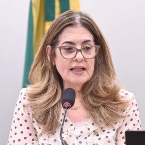 Comissão aprova regras para uniformes e veda vestimentas que violem a dignidade do empregado
