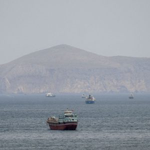 Petroleiro é atingido em Ormuz em meio a ataques entre Irã e EUA